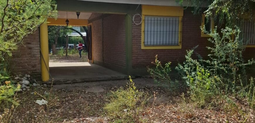 SE VENDE CASA DE DOS DORMITORIOS A TRES CUADRAS DE LA PLAZA