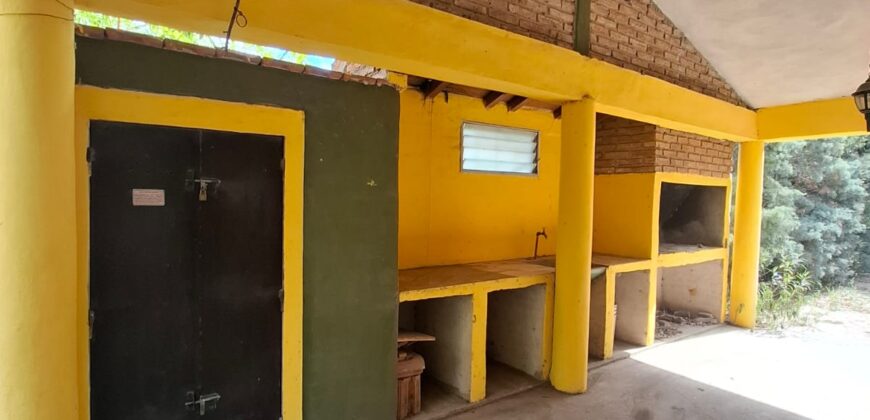 SE VENDE CASA DE DOS DORMITORIOS A TRES CUADRAS DE LA PLAZA