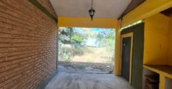 SE VENDE CASA DE DOS DORMITORIOS A TRES CUADRAS DE LA PLAZA