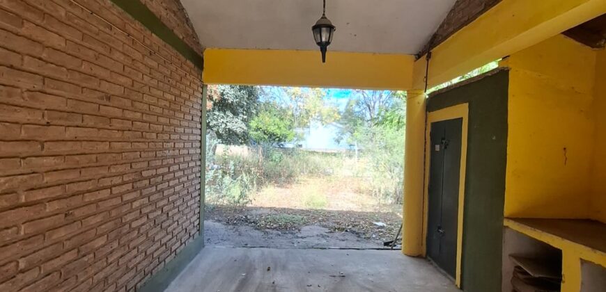 SE VENDE CASA DE DOS DORMITORIOS A TRES CUADRAS DE LA PLAZA