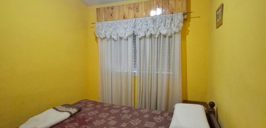 SE VENDE CASA DE DOS DORMITORIOS A TRES CUADRAS DE LA PLAZA
