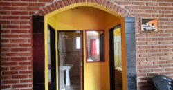SE VENDE CASA DE DOS DORMITORIOS A TRES CUADRAS DE LA PLAZA