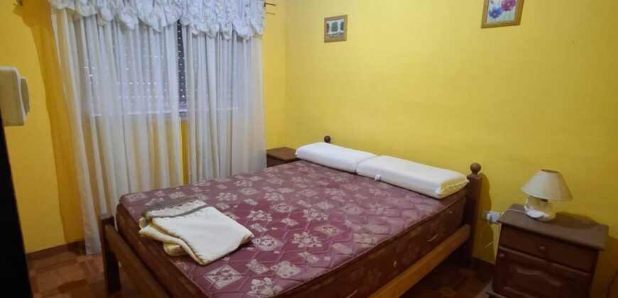SE VENDE CASA DE DOS DORMITORIOS A TRES CUADRAS DE LA PLAZA
