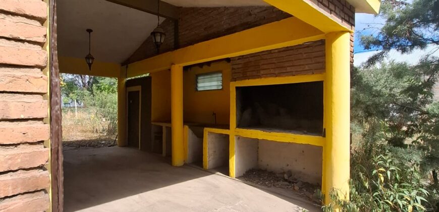 SE VENDE CASA DE DOS DORMITORIOS A TRES CUADRAS DE LA PLAZA