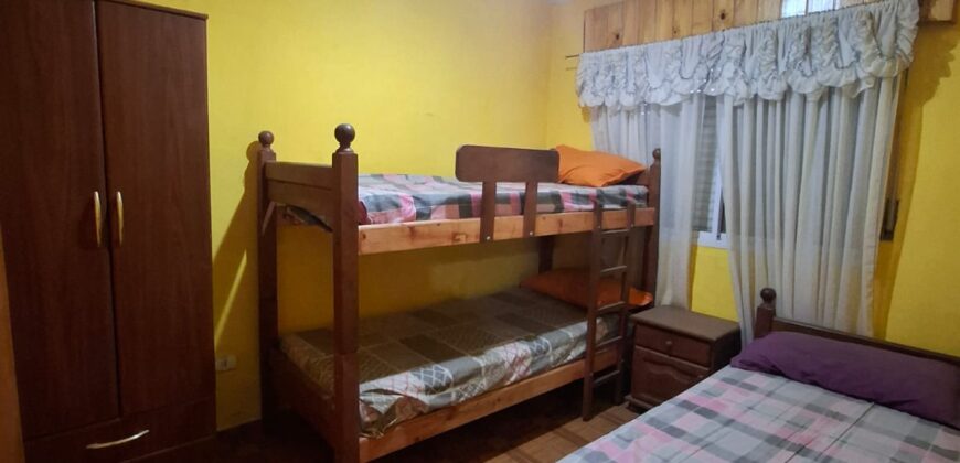 SE VENDE CASA DE DOS DORMITORIOS A TRES CUADRAS DE LA PLAZA