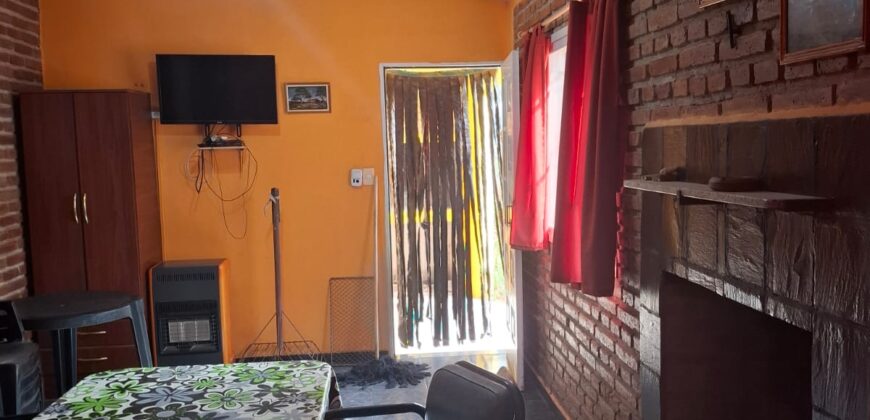 SE VENDE CASA DE DOS DORMITORIOS A TRES CUADRAS DE LA PLAZA
