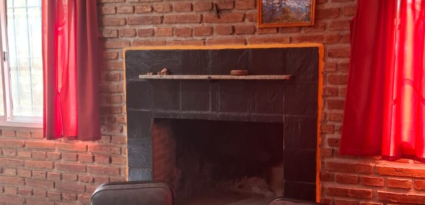 SE VENDE CASA DE DOS DORMITORIOS A TRES CUADRAS DE LA PLAZA