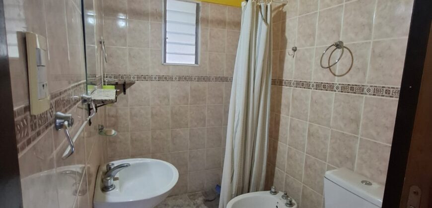 SE VENDE CASA DE DOS DORMITORIOS A TRES CUADRAS DE LA PLAZA