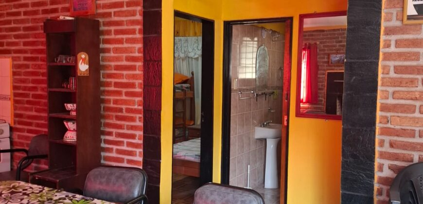 SE VENDE CASA DE DOS DORMITORIOS A TRES CUADRAS DE LA PLAZA