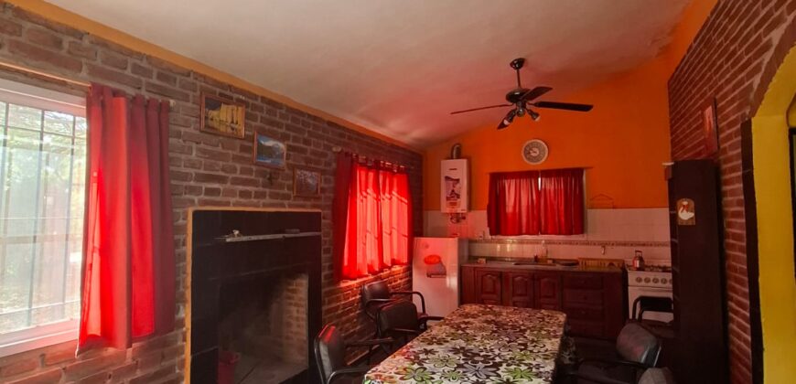 SE VENDE CASA DE DOS DORMITORIOS A TRES CUADRAS DE LA PLAZA