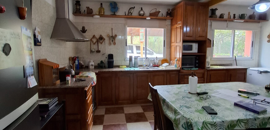CHALLET DE TRES DORMITORIOS- DOS BAÑOS- PARQUE CON PILETA