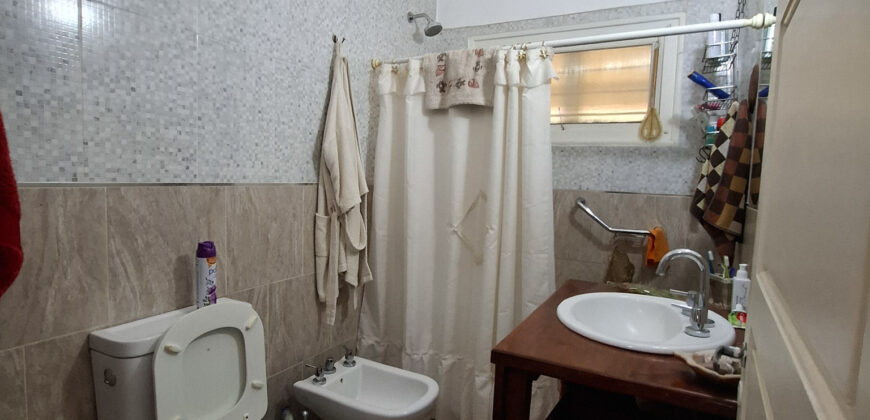 CHALLET DE TRES DORMITORIOS- DOS BAÑOS- PARQUE CON PILETA