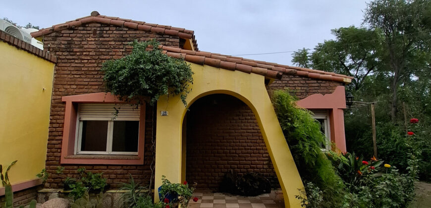 CHALLET DE TRES DORMITORIOS- DOS BAÑOS- PARQUE CON PILETA