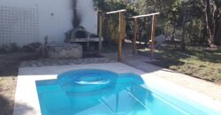 CHALLET DE TRES DORMITORIOS- DOS BAÑOS- PARQUE CON PILETA