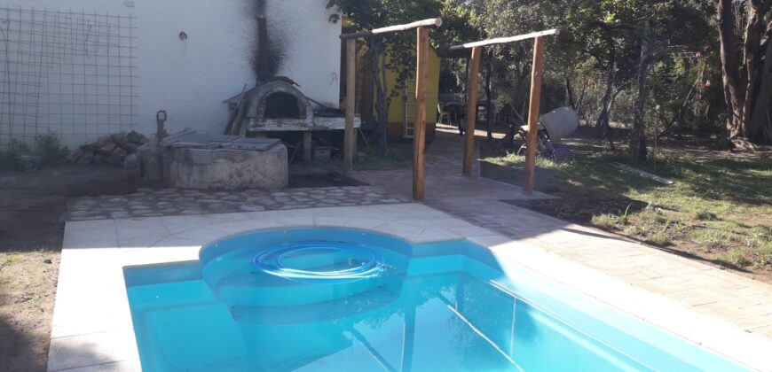 CHALLET DE TRES DORMITORIOS- DOS BAÑOS- PARQUE CON PILETA