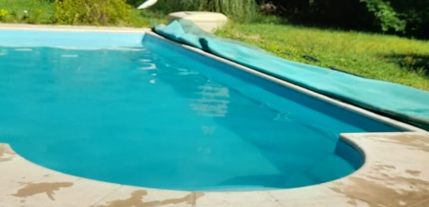 CHALLET DE TRES DORMITORIOS- DOS BAÑOS- PARQUE CON PILETA