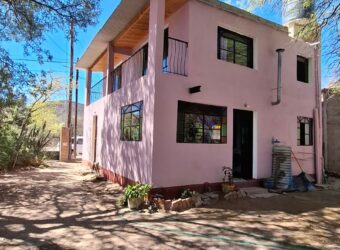 SE VENDE CASA DE DOS PISOS, HERMOSA VISTA A LOS CERROS. BUENA UBICACION