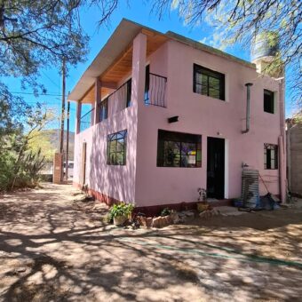 SE VENDE CASA DE DOS PISOS, HERMOSA VISTA A LOS CERROS. BUENA UBICACION