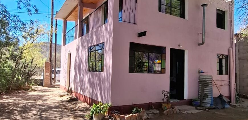 SE VENDE CASA DE DOS PISOS, HERMOSA VISTA A LOS CERROS. BUENA UBICACION