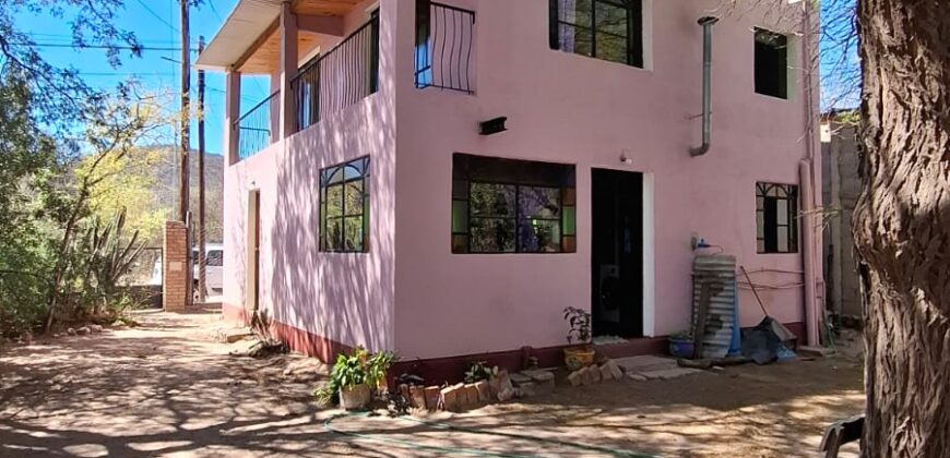 SE VENDE CASA DE DOS PISOS, HERMOSA VISTA A LOS CERROS. BUENA UBICACION