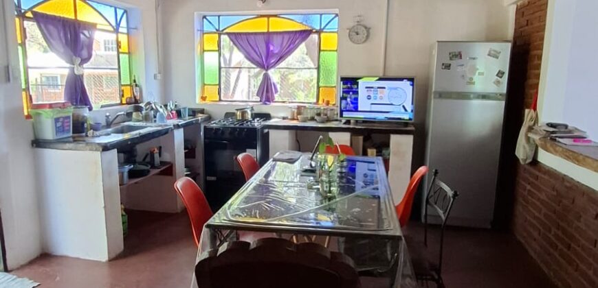 SE VENDE CASA DE DOS PISOS, HERMOSA VISTA A LOS CERROS. BUENA UBICACION