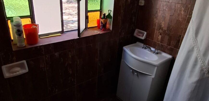 SE VENDE CASA DE DOS PISOS, HERMOSA VISTA A LOS CERROS. BUENA UBICACION