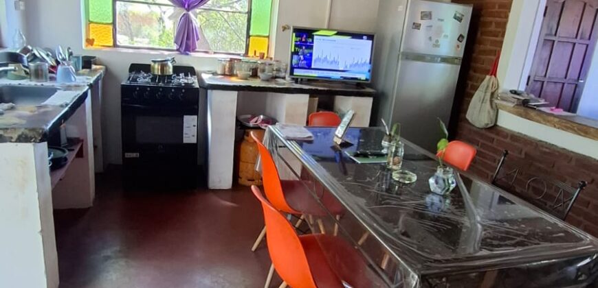 SE VENDE CASA DE DOS PISOS, HERMOSA VISTA A LOS CERROS. BUENA UBICACION