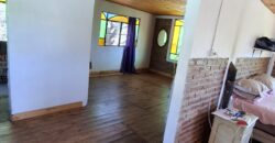 SE VENDE CASA DE DOS PISOS, HERMOSA VISTA A LOS CERROS. BUENA UBICACION