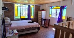 SE VENDE CASA DE DOS PISOS, HERMOSA VISTA A LOS CERROS. BUENA UBICACION