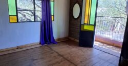 SE VENDE CASA DE DOS PISOS, HERMOSA VISTA A LOS CERROS. BUENA UBICACION