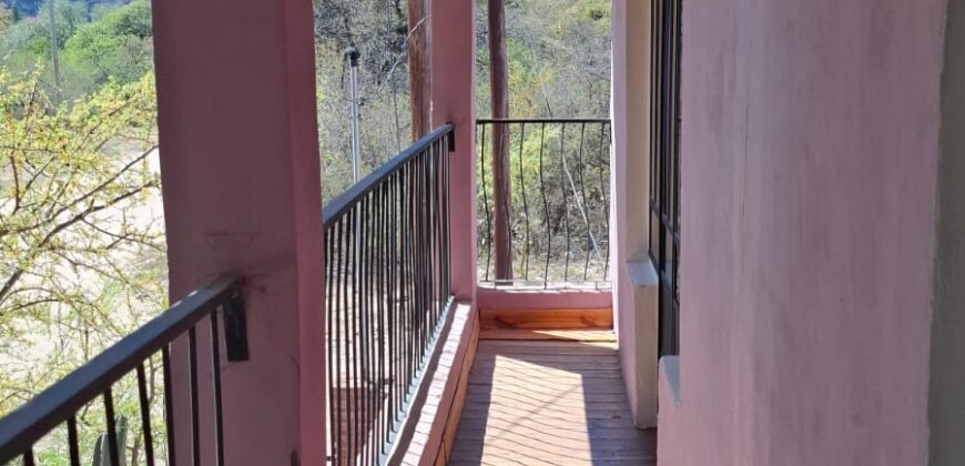 SE VENDE CASA DE DOS PISOS, HERMOSA VISTA A LOS CERROS. BUENA UBICACION