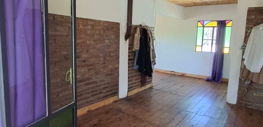 SE VENDE CASA DE DOS PISOS, HERMOSA VISTA A LOS CERROS. BUENA UBICACION