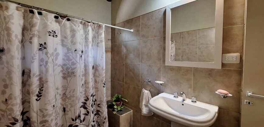 SE ALQUILA HERMOSA CASA DE DOS DORMITORIOS- SAN MARCOS SIERRAS