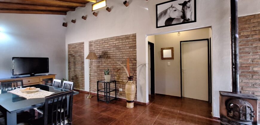 SE ALQUILA HERMOSA CASA DE DOS DORMITORIOS- SAN MARCOS SIERRAS