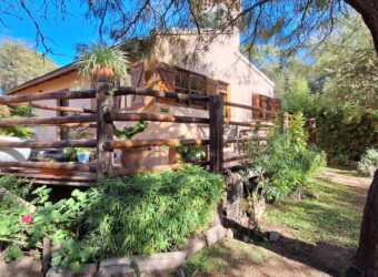 SE ALQUILA HERMOSA CASA DE DOS DORMITORIOS- SAN MARCOS SIERRAS