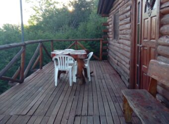 CABAÑA DE MADERA EN LA LOMA- TRES DORMITORIOS