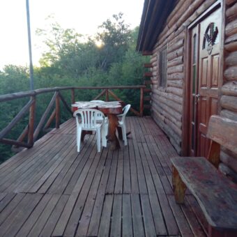 CABAÑA DE MADERA EN LA LOMA- TRES DORMITORIOS