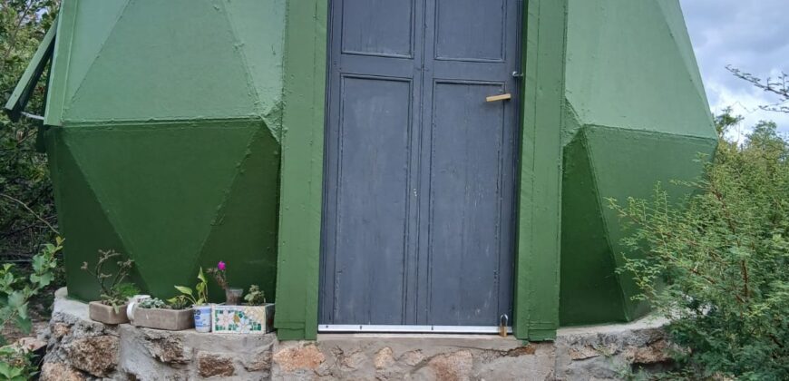 DOS DOMOS EN LAS SIERRAS – TERRENO DE 1.130m2