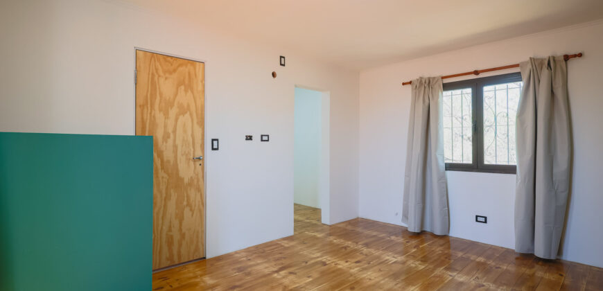 CASA DE DOS PLANTAS CON BALCON TERRAZA- 4 DORMITORIOS- A METROS DEL RIO