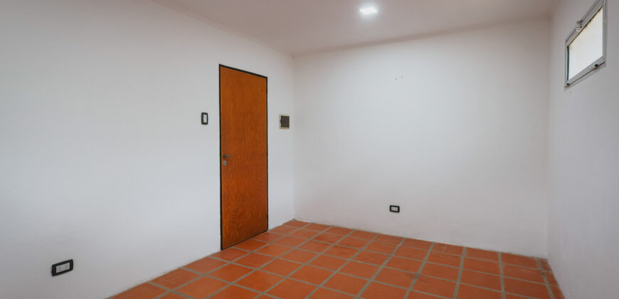 CASA DE DOS PLANTAS CON BALCON TERRAZA- 4 DORMITORIOS- A METROS DEL RIO