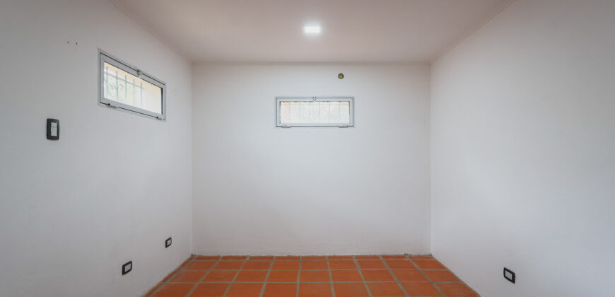 CASA DE DOS PLANTAS CON BALCON TERRAZA- 4 DORMITORIOS- A METROS DEL RIO