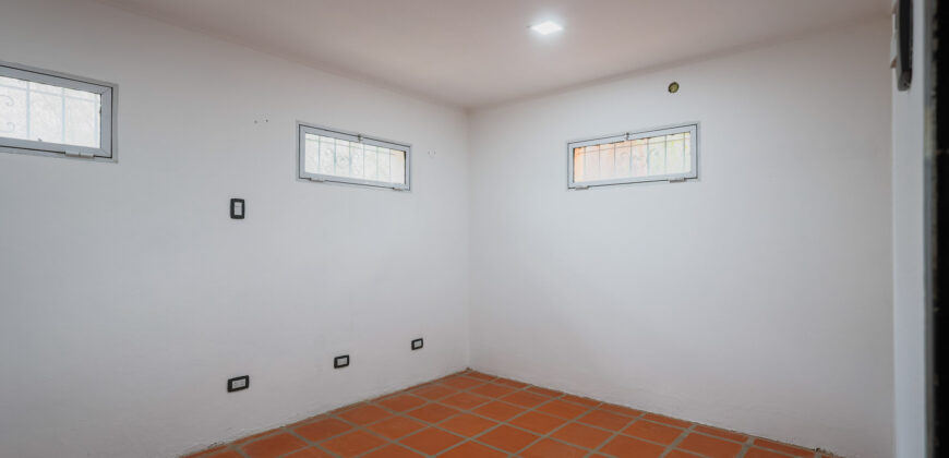 CASA DE DOS PLANTAS CON BALCON TERRAZA- 4 DORMITORIOS- A METROS DEL RIO