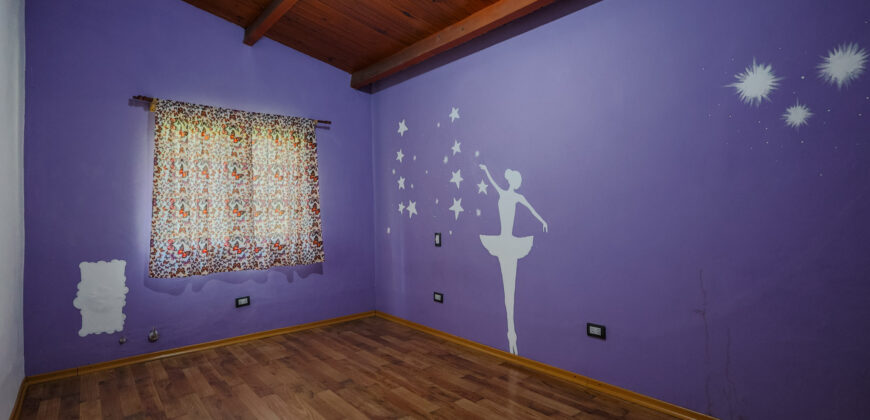 CASA DE DOS PLANTAS CON BALCON TERRAZA- 4 DORMITORIOS- A METROS DEL RIO