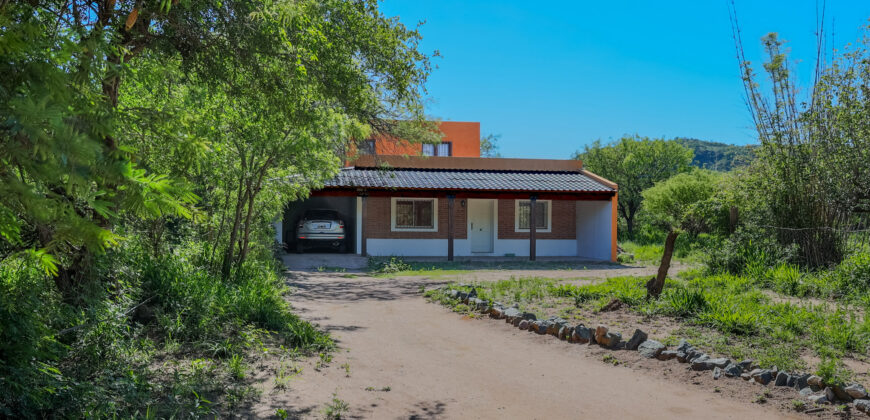 CASA DE DOS PLANTAS CON BALCON TERRAZA- 4 DORMITORIOS- A METROS DEL RIO