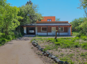 CASA DE DOS PLANTAS CON BALCON TERRAZA- 4 DORMITORIOS- A METROS DEL RIO
