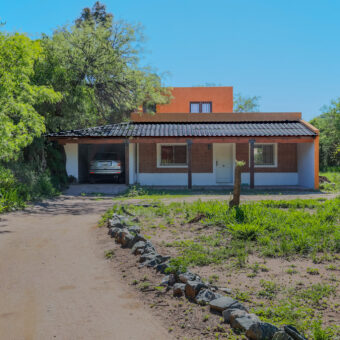 CASA DE DOS PLANTAS CON BALCON TERRAZA- 4 DORMITORIOS- A METROS DEL RIO